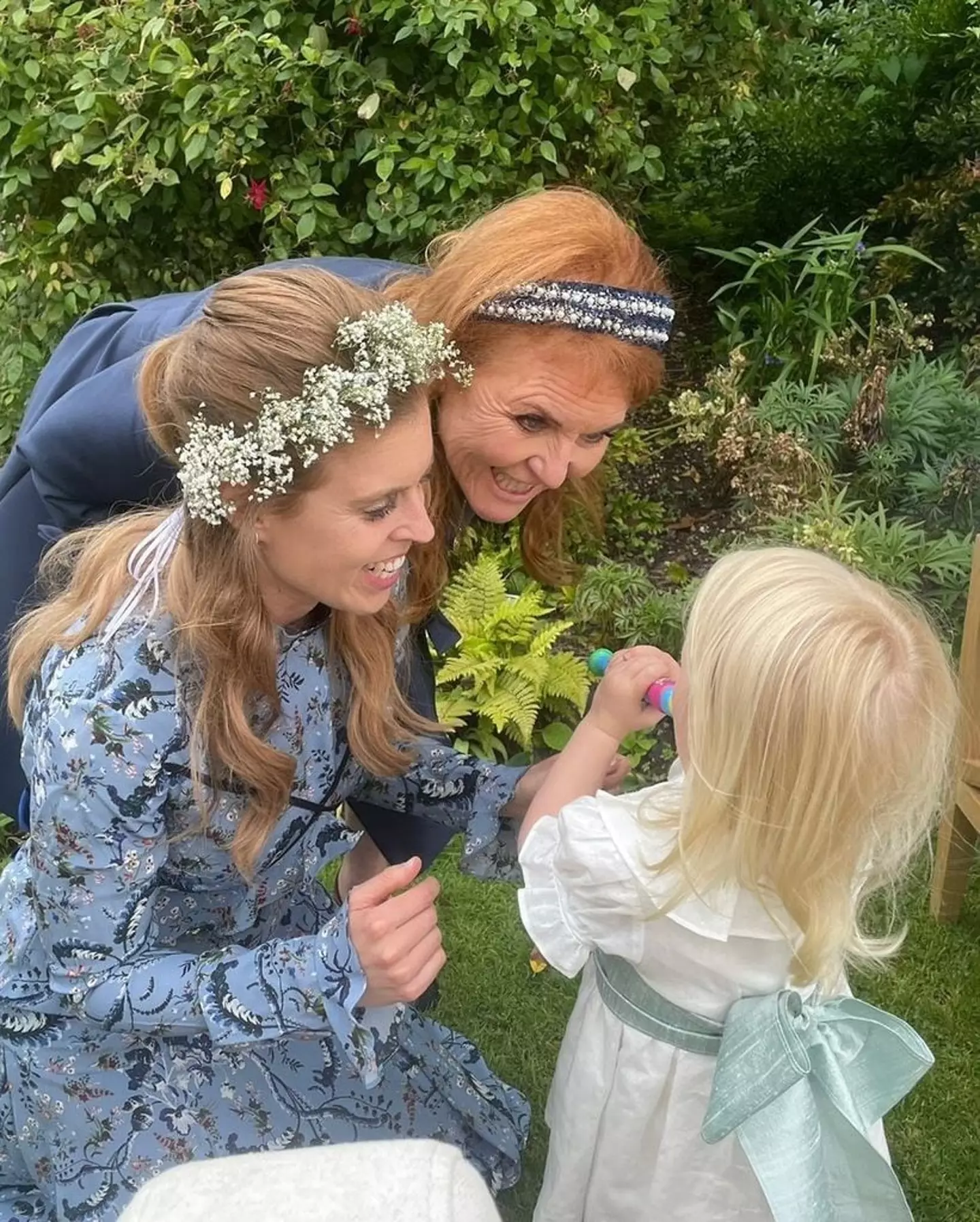 Beatrice with older daughter Sienna and her mum Sarah Ferguson (Instagram/@sarahferguson15)