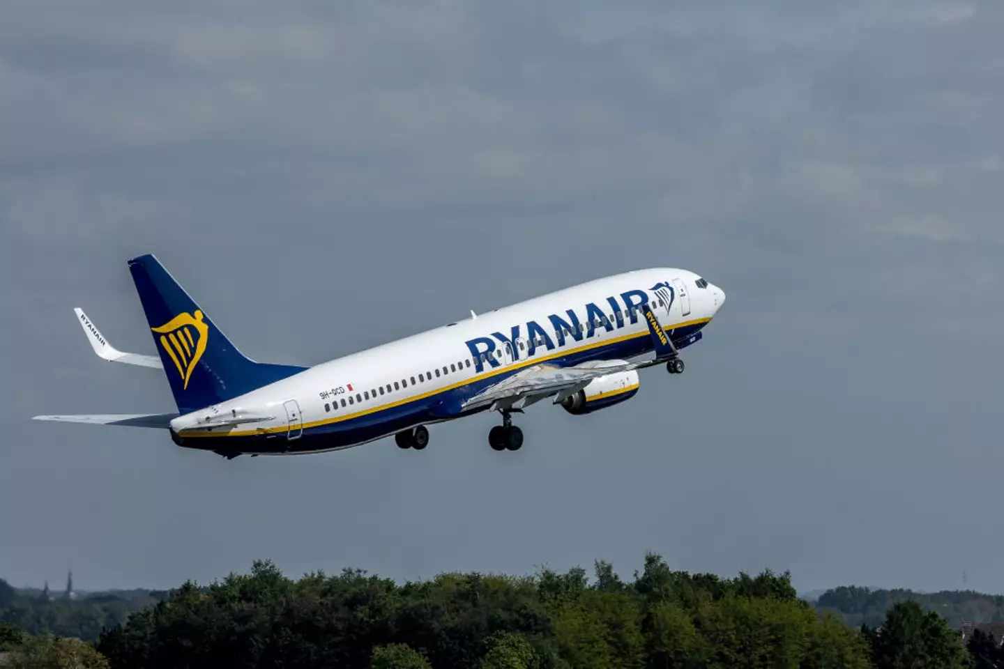 Ryanair allows hand luggage only passengers to bring 'one small bag', which must be no bigger than 40x20x25 cm. (Omar Havana/Getty Images)