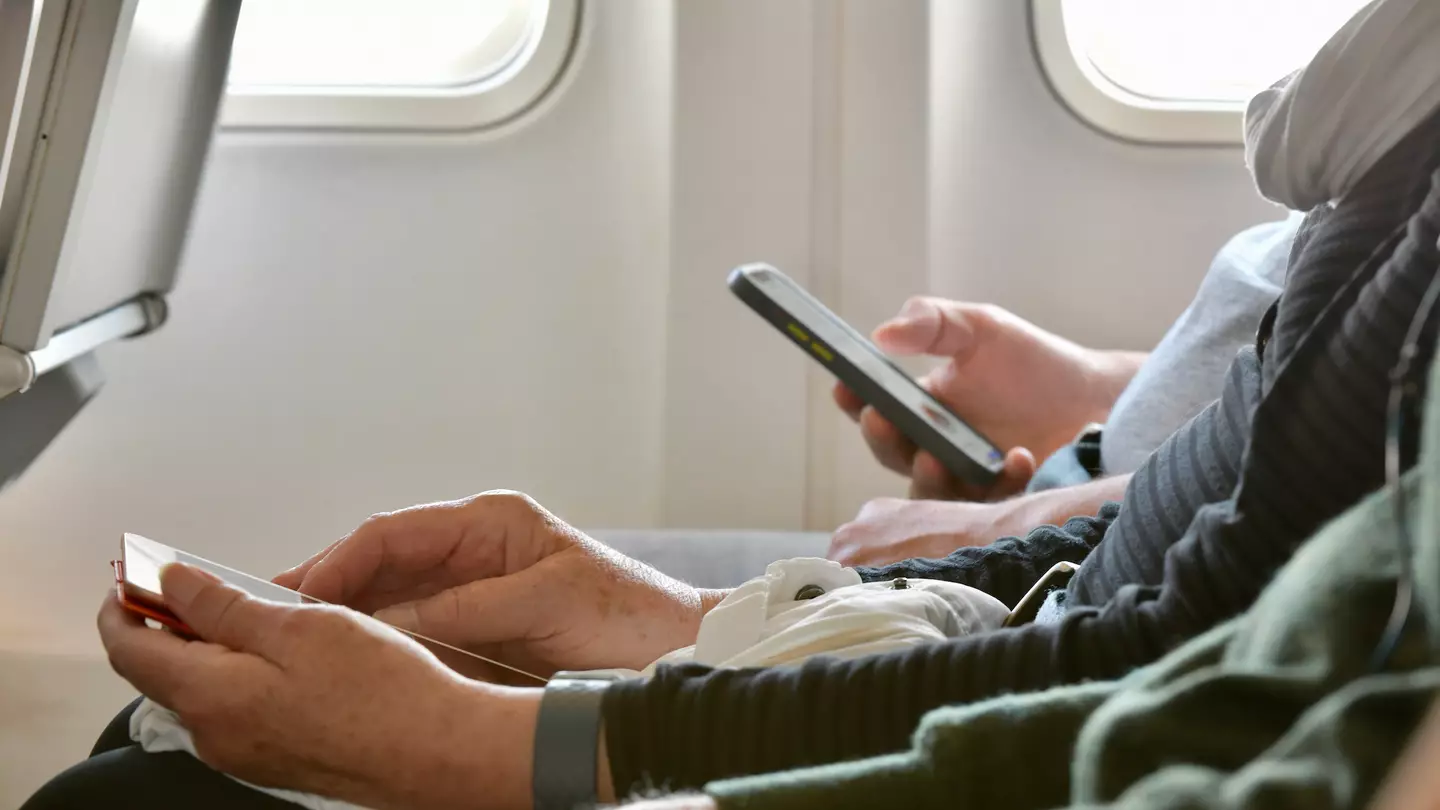Popular smartphone is banned on all US flights over explosion risk