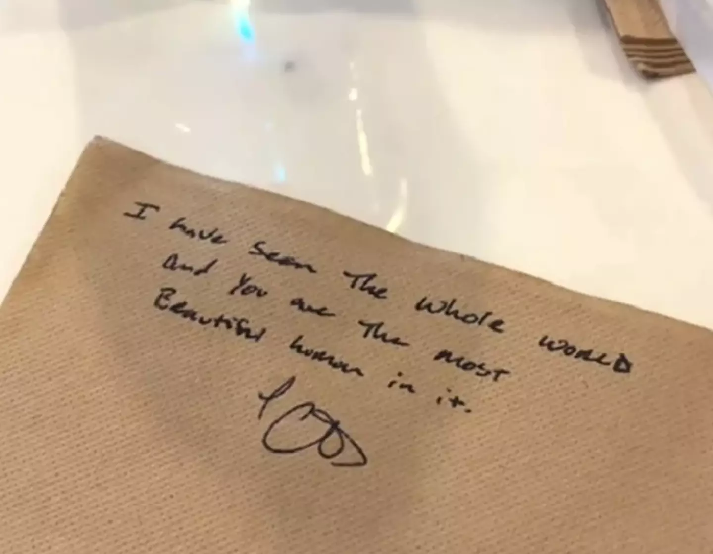 She was given the note which called her 'beautiful' by a man in a pilot's uniform (TikTok/@stephbohrer)