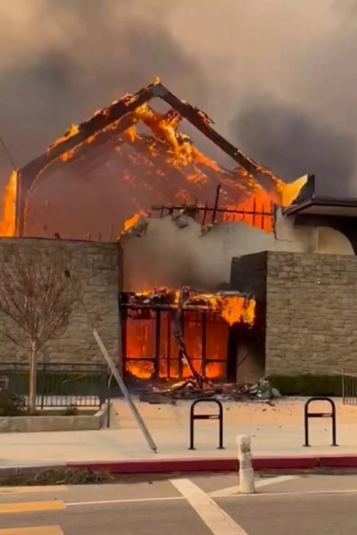 Jamie Lee Curtis shared footage of her house in flames (Instagram/jamieleecurtis)
