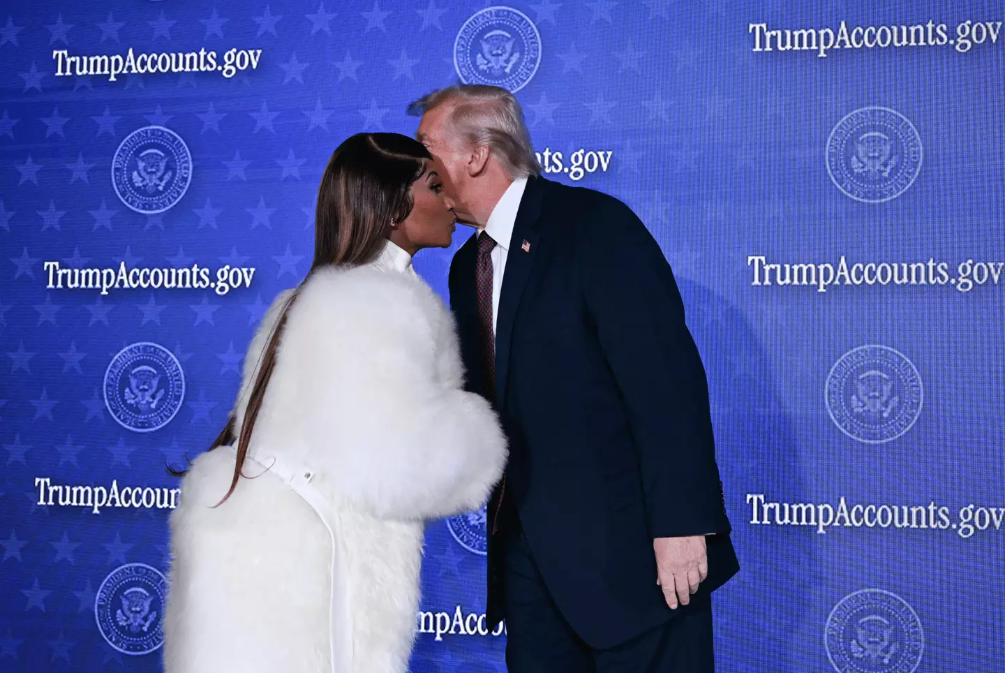 Nicki Minaj just held hands with Donald Trump and everyone is confused (Win McNamee/Getty Images)