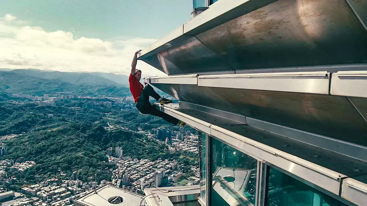 Alex Honnold ascended the Taipei 101 skyscraper without any ropes or protective equipment (Netflix)
