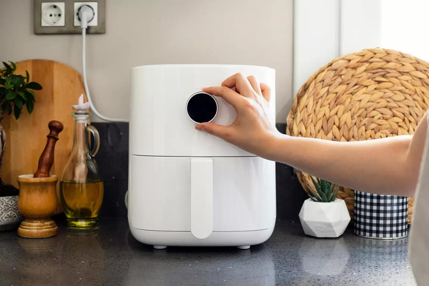 There are three major no-no's when it comes to air fryers. (Hazal Ak / Getty Images)