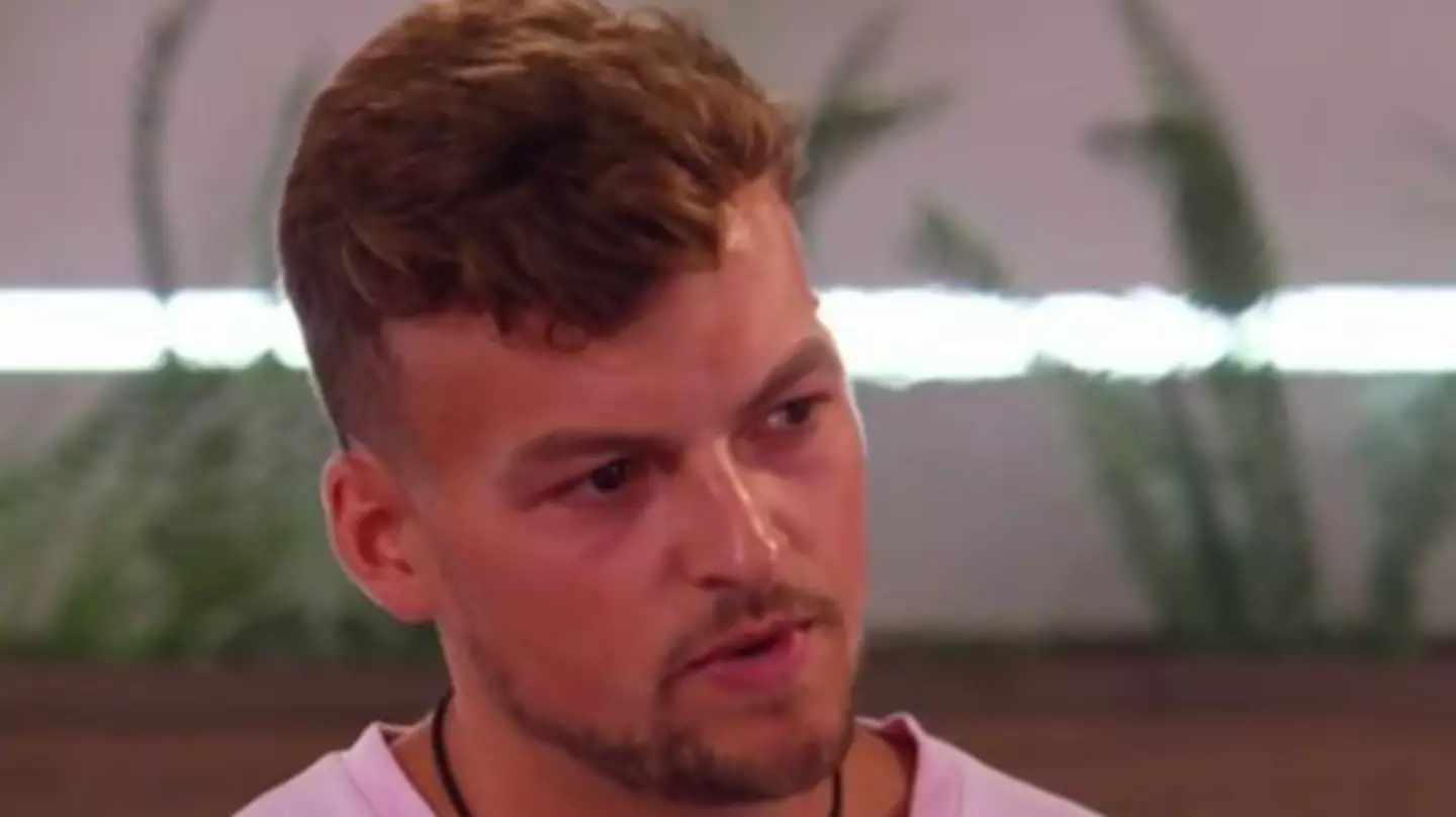 Love Island's Iain Stirling Leaves Fans In Hysteric With Subtle Jab At Hugo