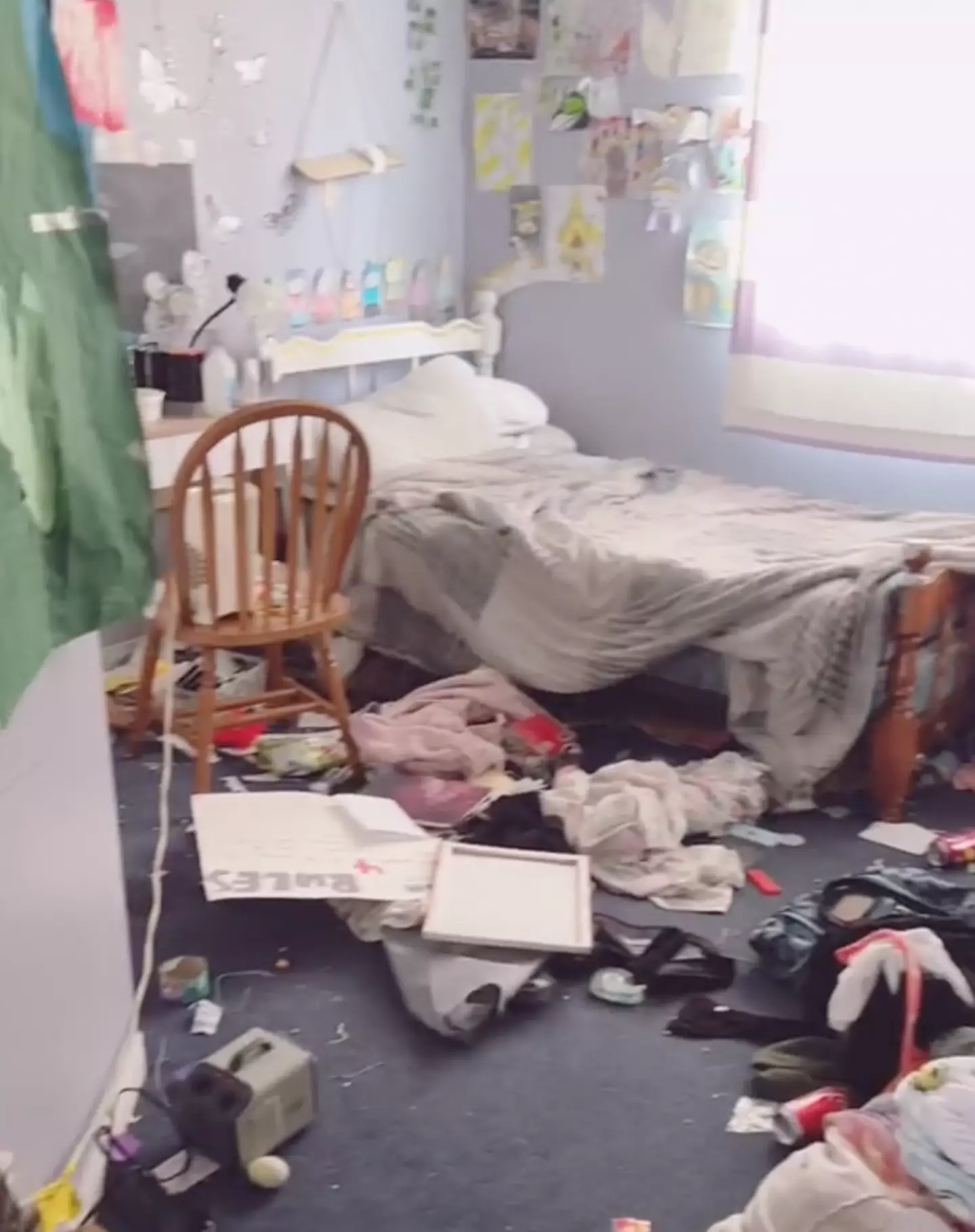 The bedroom before mum cleaned it.