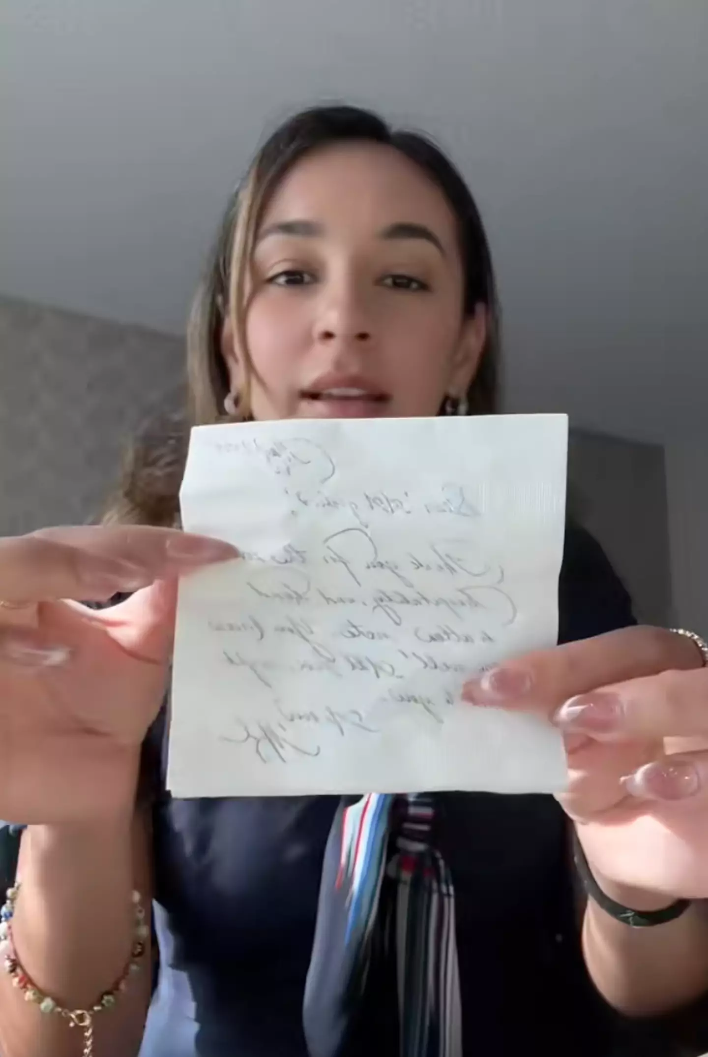 Vida shared a close-up of Meghan's note (@ninavidavlogs)