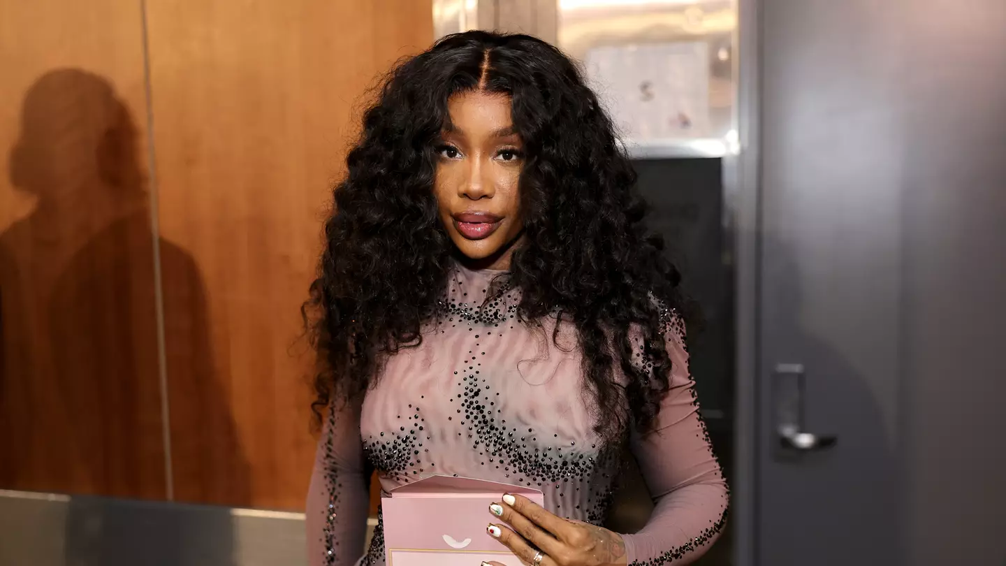 SZA claims she stopped young fan from using recreational drug in exchange for photo with her