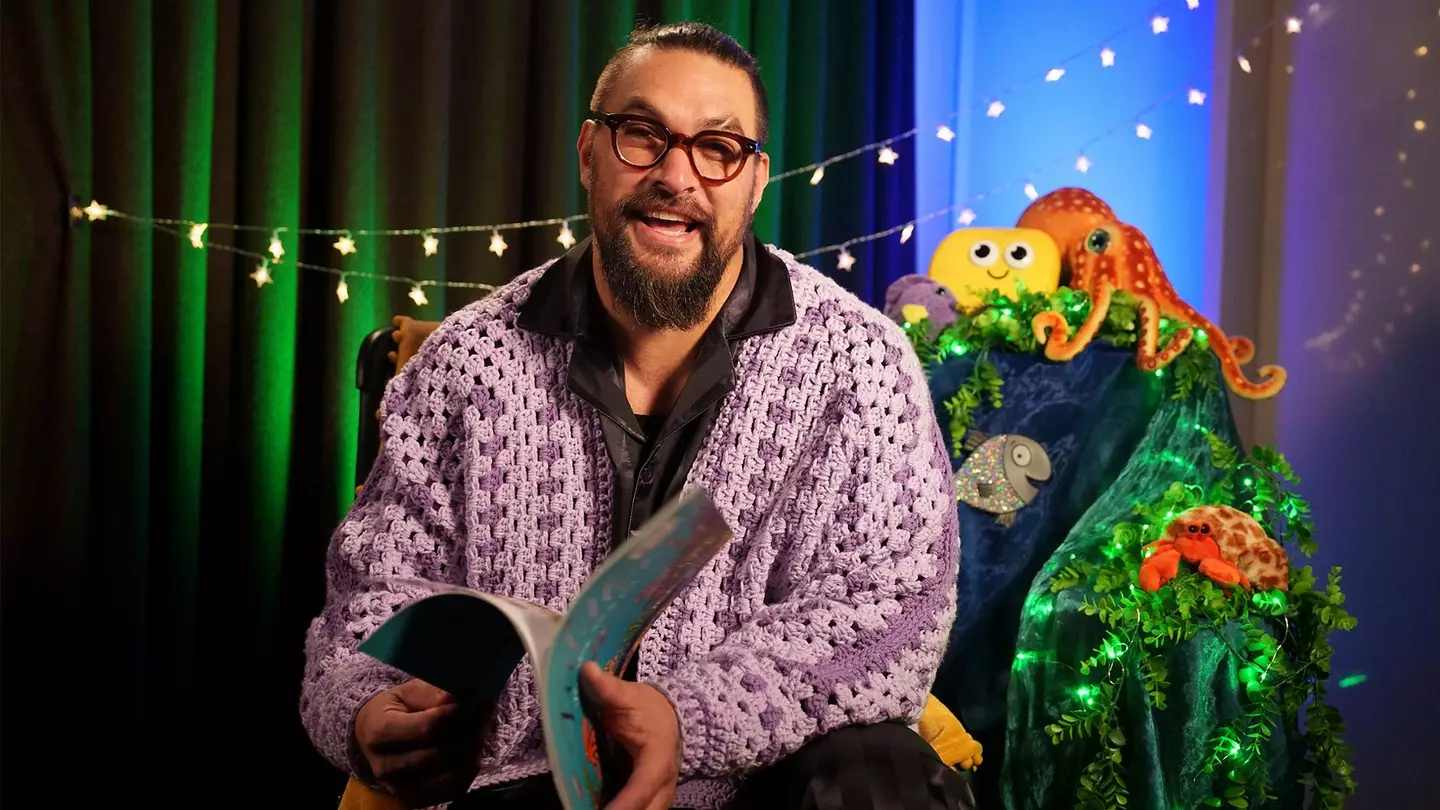 Aquaman star, Jason Momoa, will be reading a Bedtime Story this Friday (22 December).
