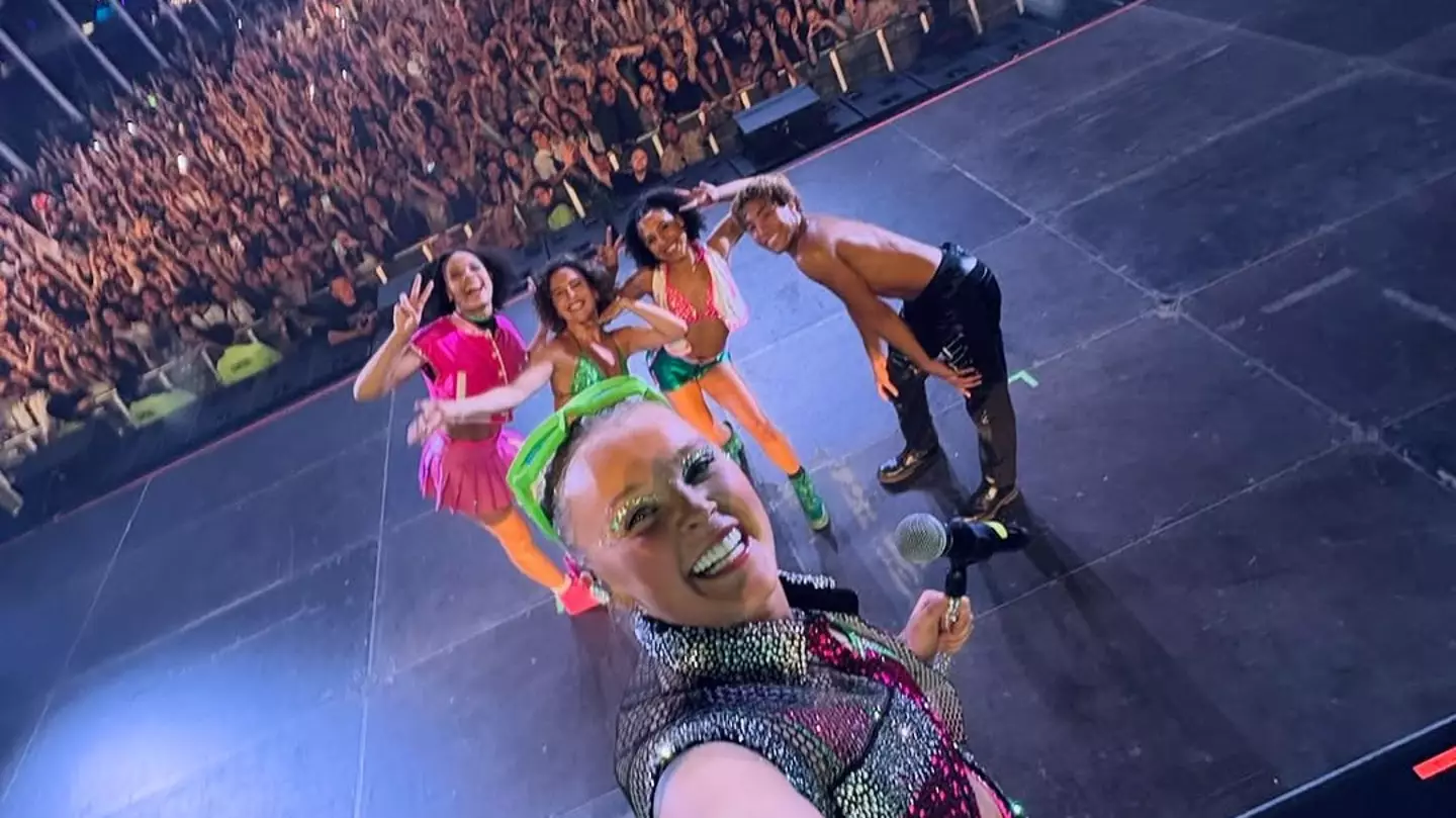 JoJo Siwa gets booed by crowd for clothing choice during concert