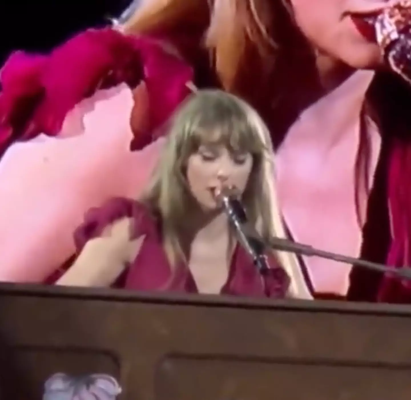 Taylor Swift was preparing to play a song when the piano went rogue.