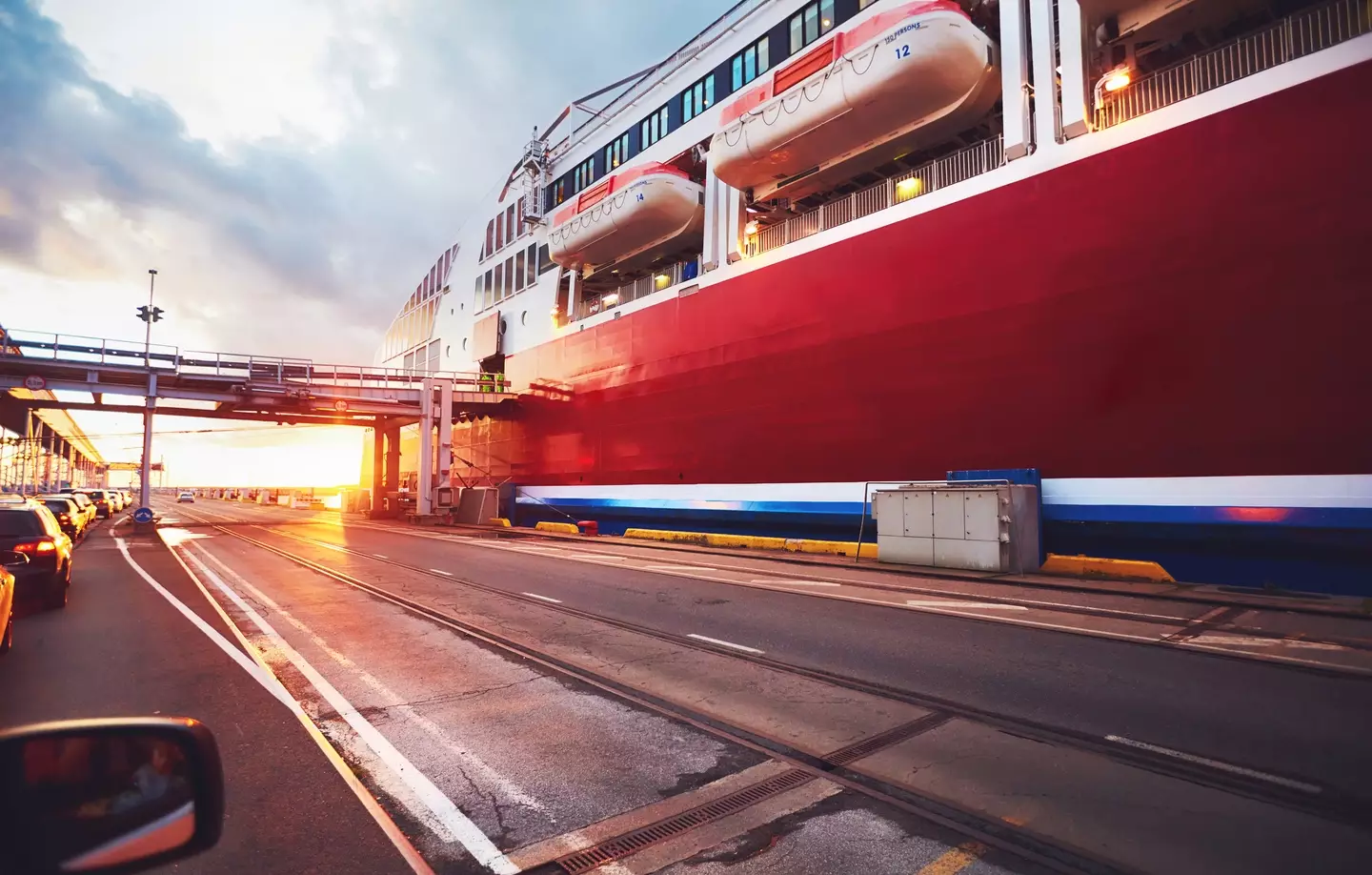 Beware of 'ship time' when cruising this summer. (olesiabilkei / Getty Images)