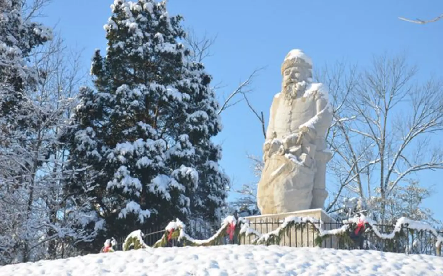The town boasts its own Santa statue (