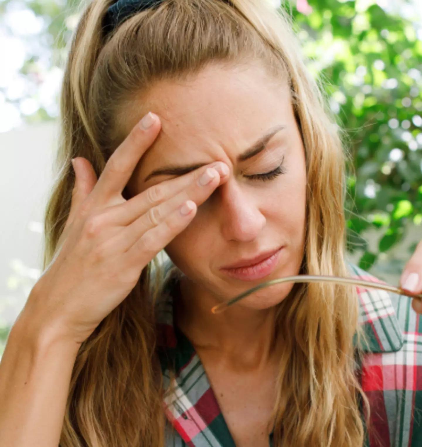 If you absolutely must rub your eyes, the safest way to do it is with clean fingers and rubbing around the eye instead of direct contact. (Westend61)
