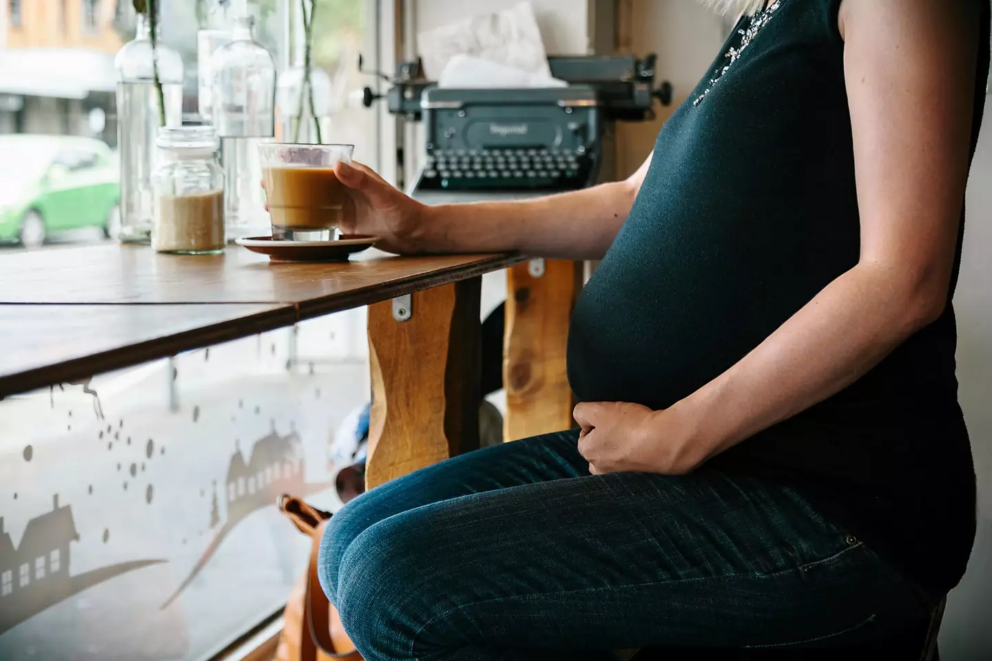 The teen spotted her dad with his pregnant mistress in a coffee shop.