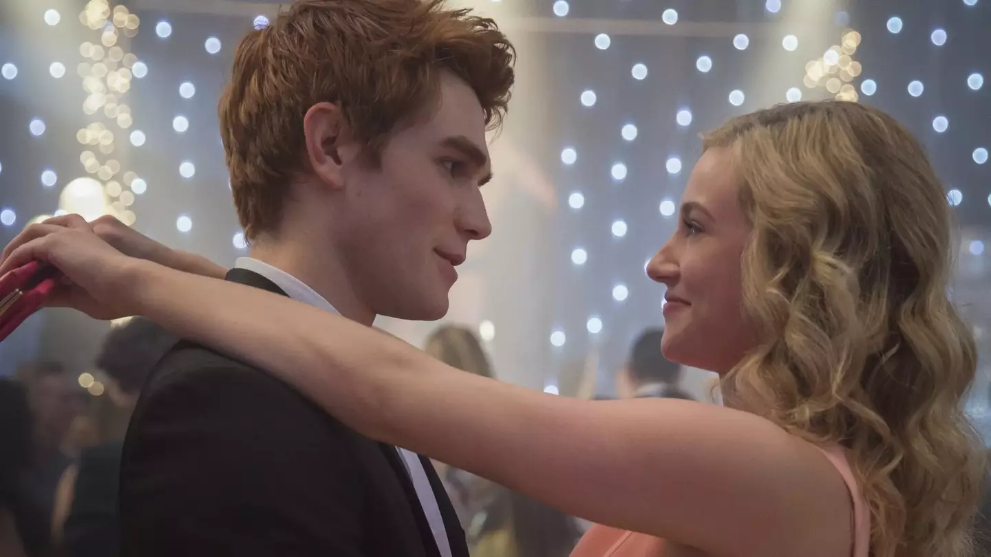 So, fans were understandably confused when Archie told Veronica in season six that he’d be staying in the town with Betty where bad things famously happen (Netflix).