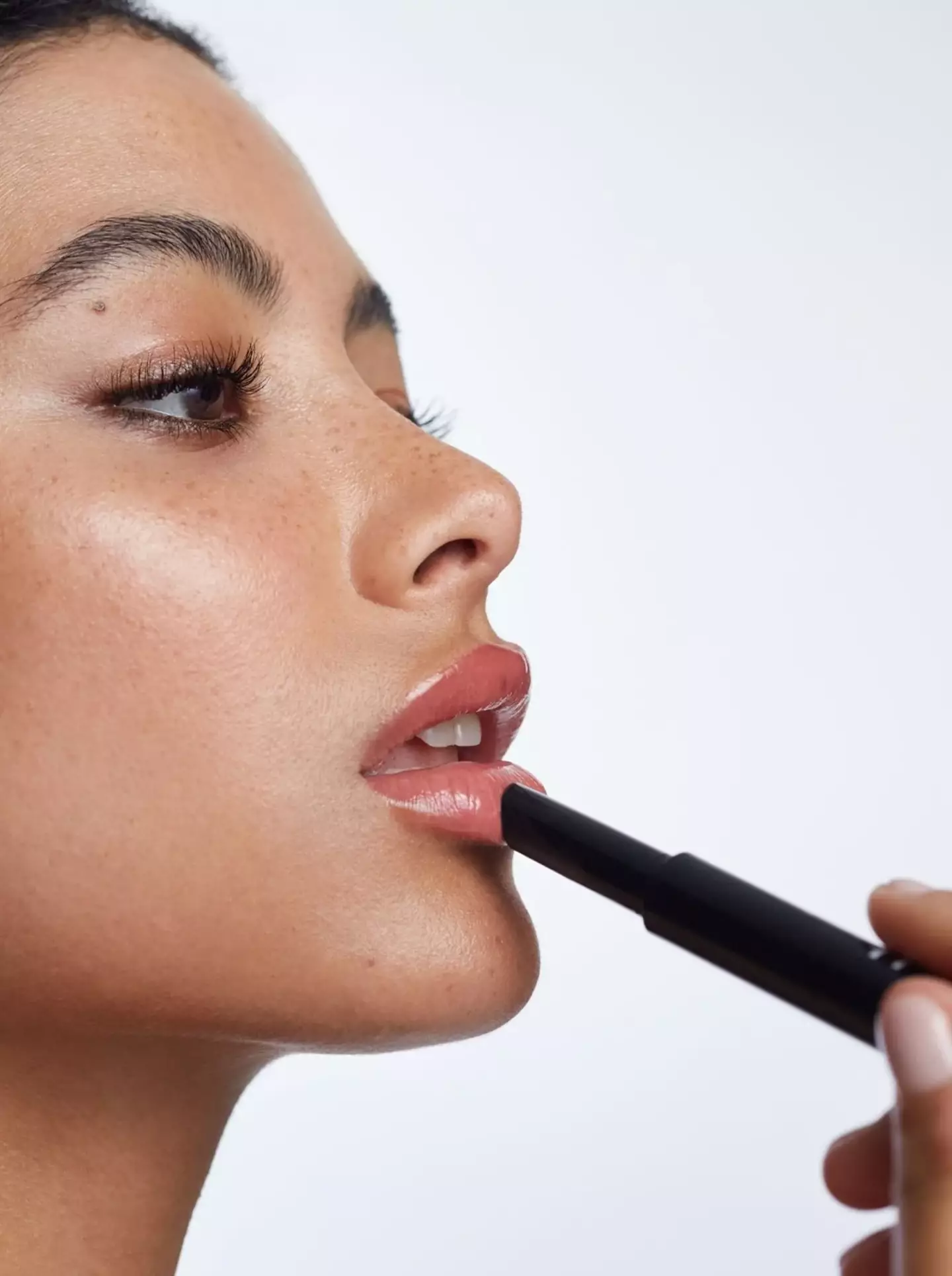 The clicker design dispenses the ideal amount of products onto the lips.