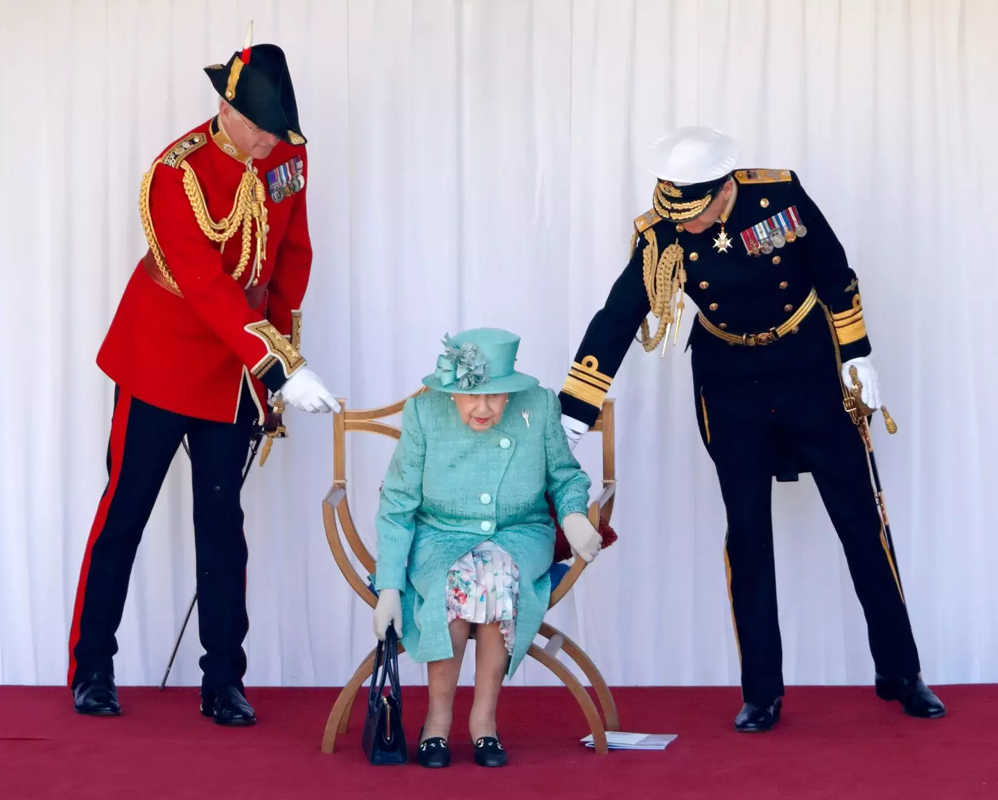 The late monarch would switch her bag to another arm as a 'secret' signal. (Max Mumby/Indigo/Getty Images)