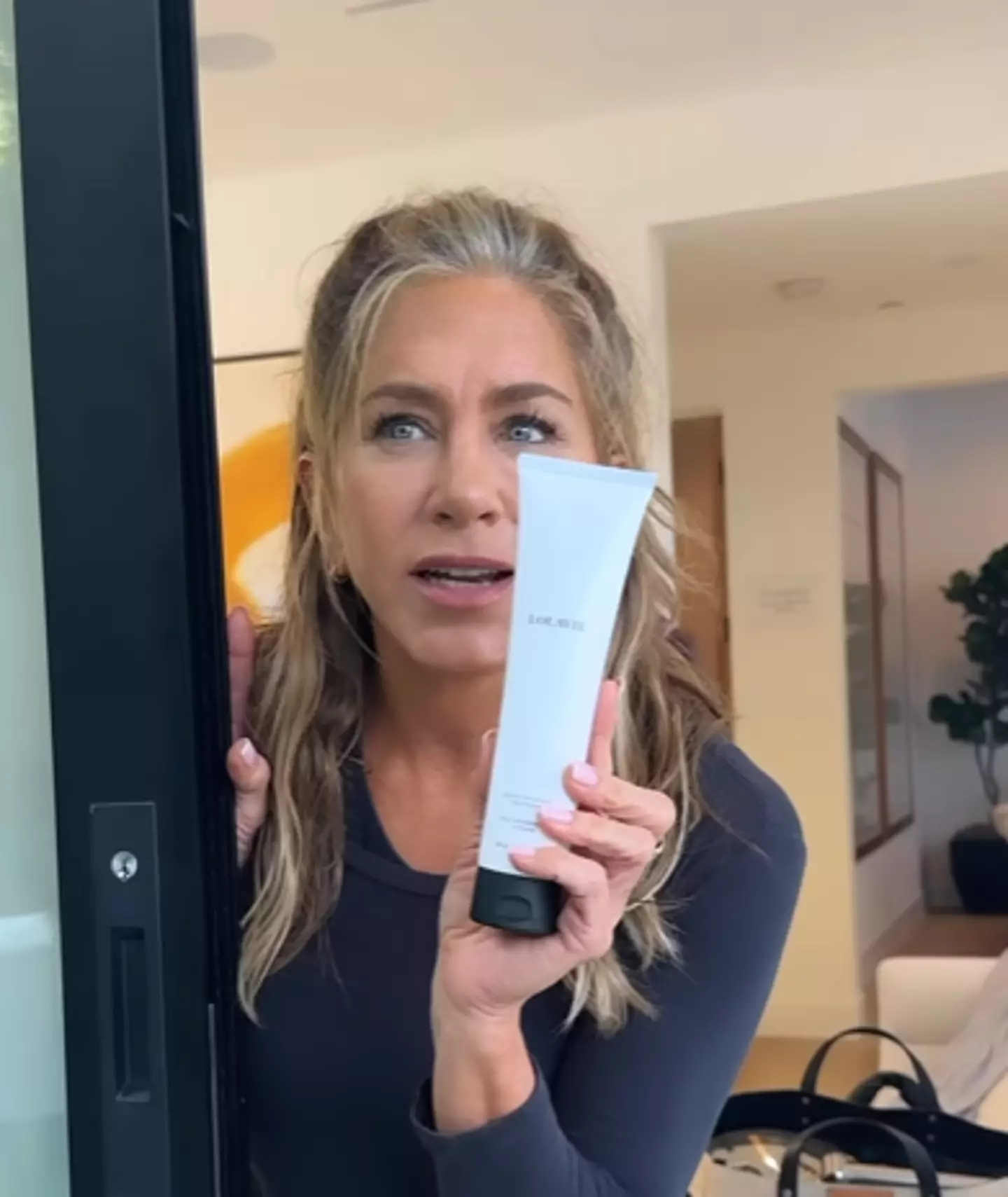 Jennifer Aniston's grey roots won her some kudos from fans.