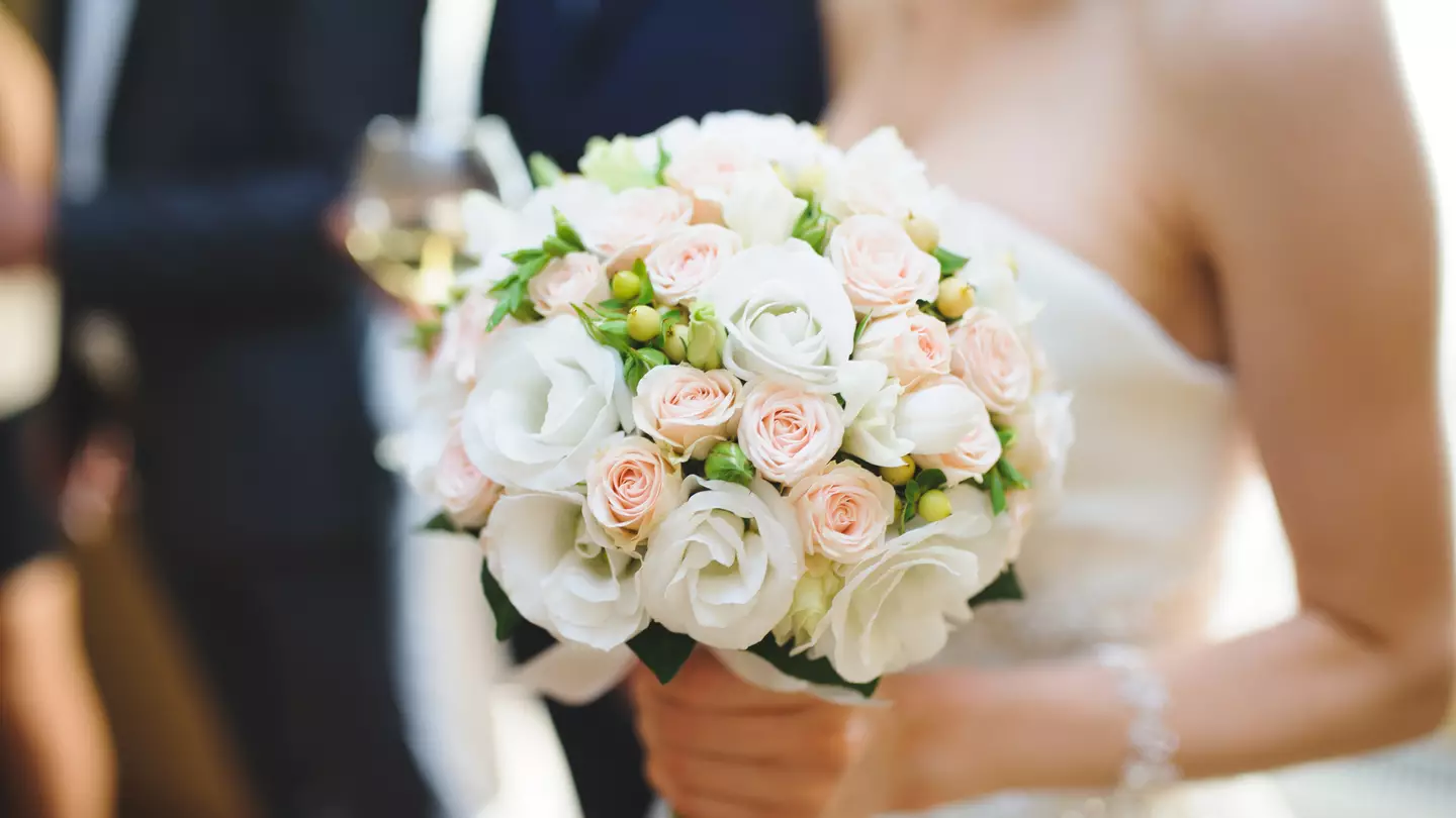 Bride Asks For Advice After Wedding Guest Takes Bride's Bouquet And Wedding Items Home