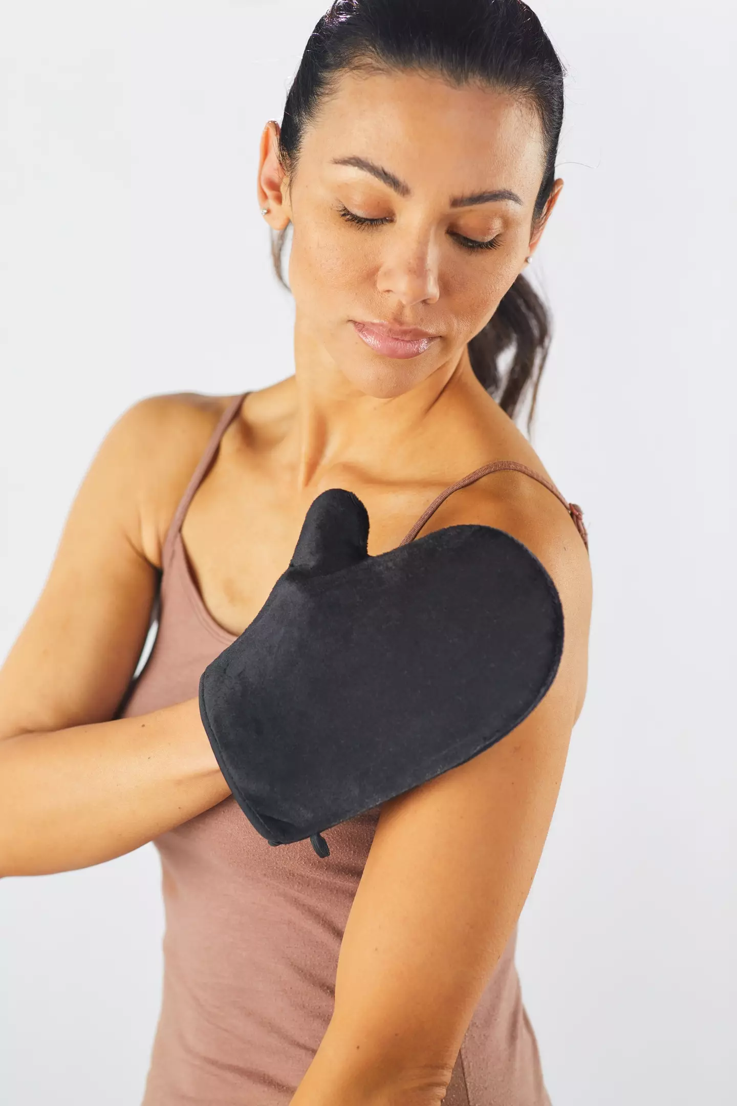 Look at that velvet mitten, Aldi's perfect instrument for applying fake tan.