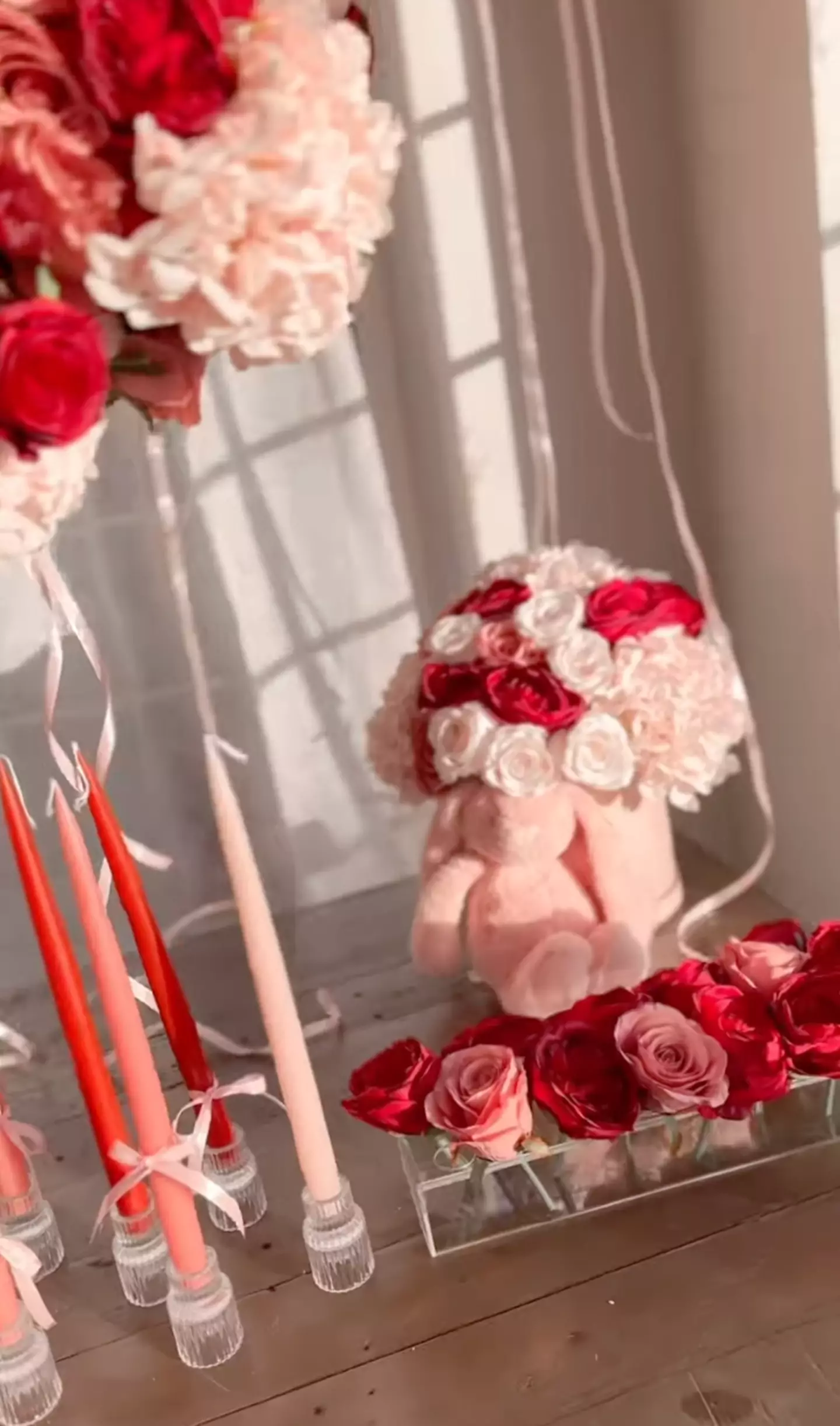 The stunning display was pink and red-themed.