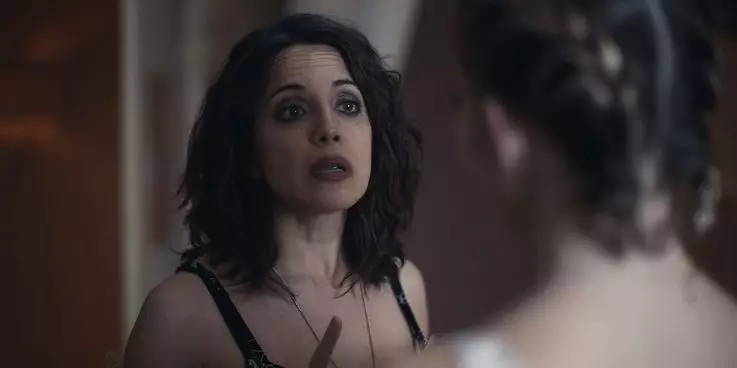 Actress Alanna Ubach plays Suze (