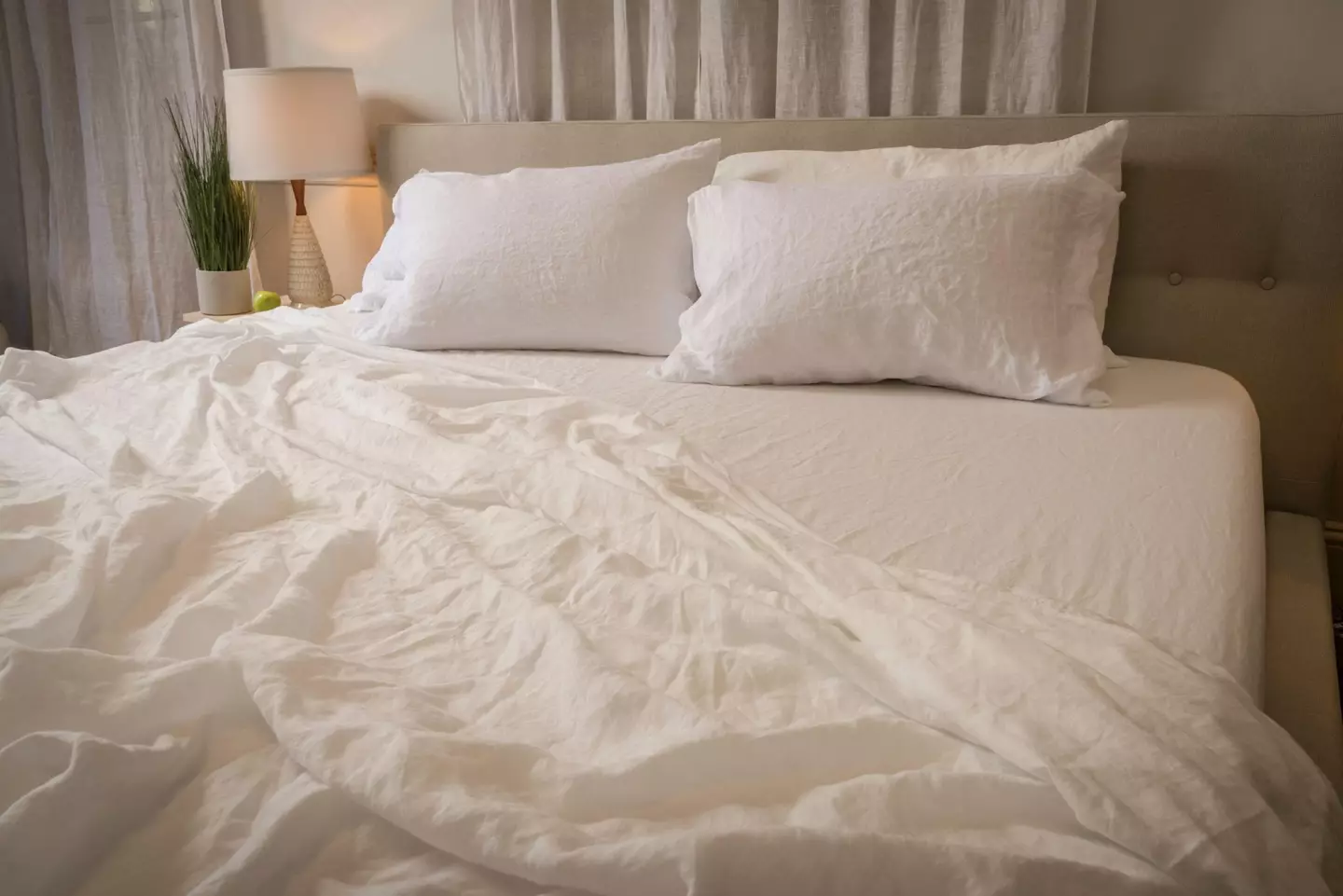 One woman has come up with a genius way to make the bed in just a few minutes.