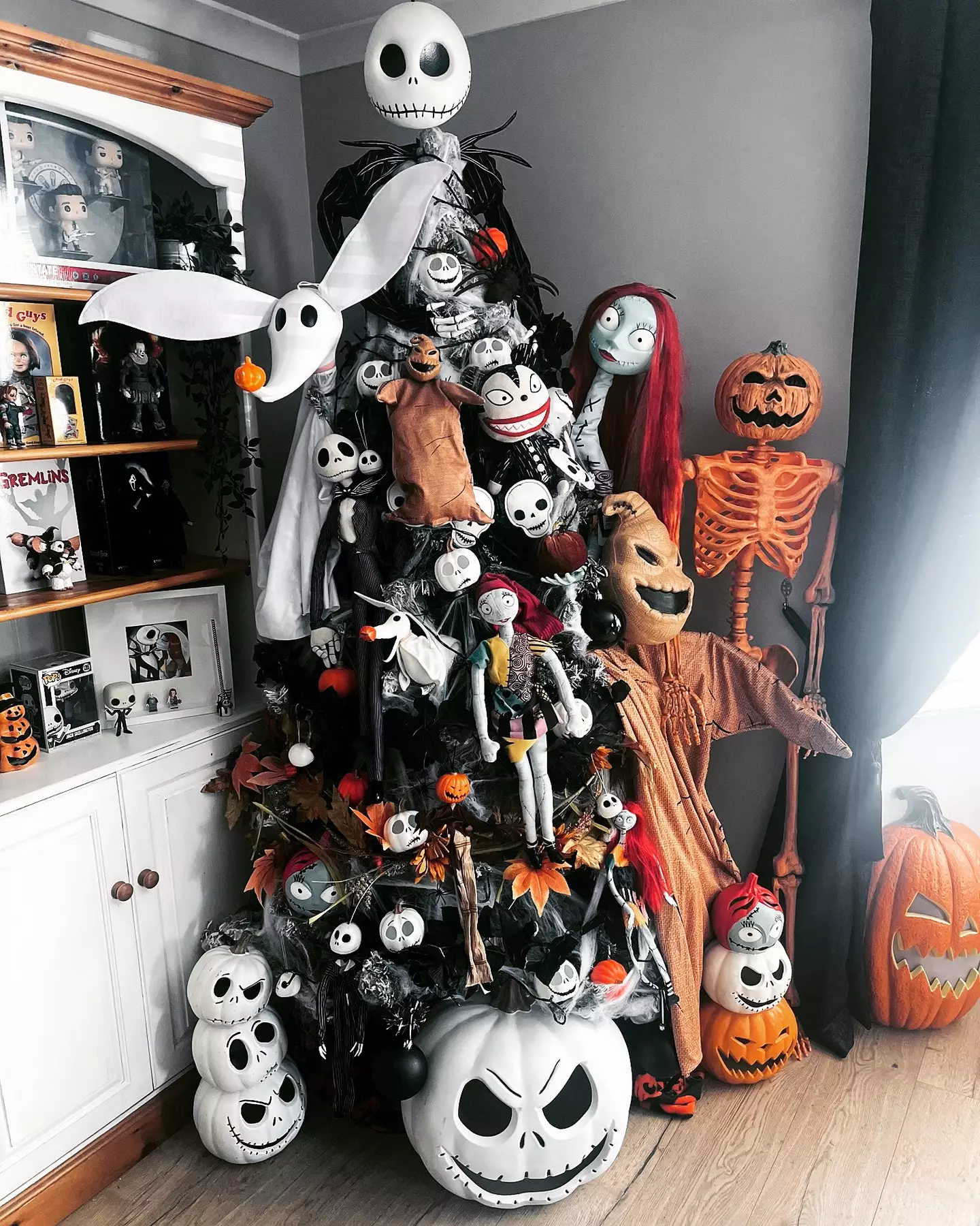 Even the Christmas tree get a macabre makeover.