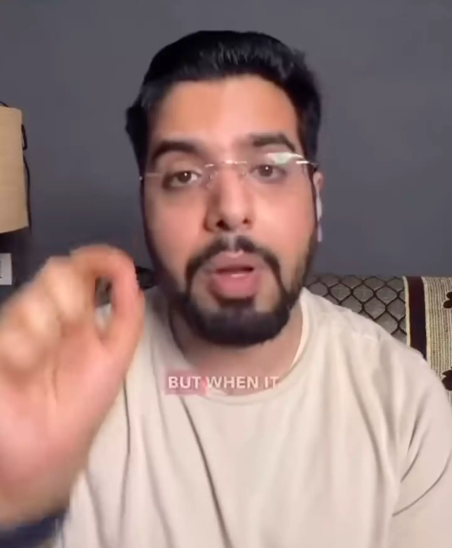 Bashir has explained five texting habits that abuse survivors often exhibit (@narcabusecoach/Instagram)