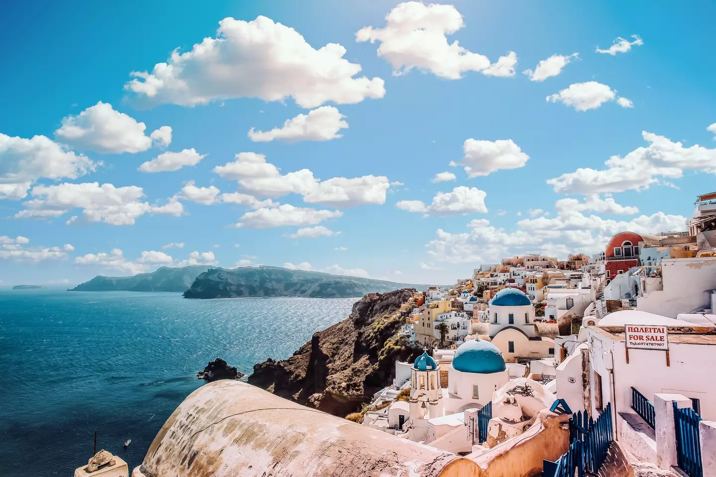 Bargain hunters lost their minds at the price of the seven-day trip to Santorini.