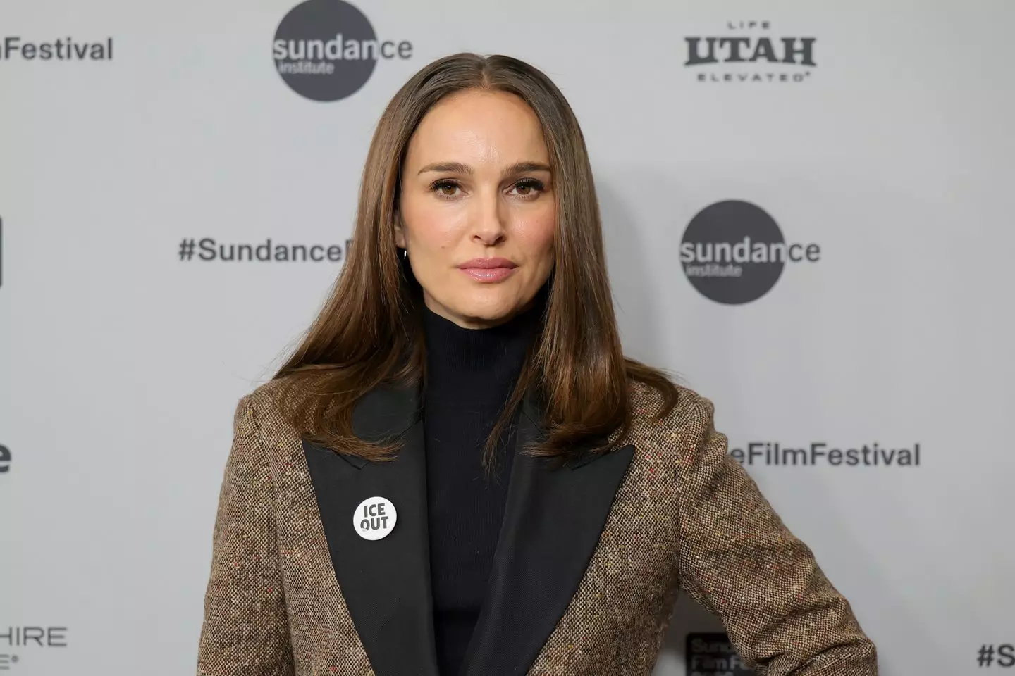 Portman wore an 'ICE OUT' pin (Dia Dipasupil/Getty Images)