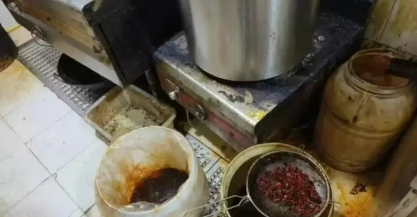 The restaurant had been mixing old oil with new oil (Weibo)