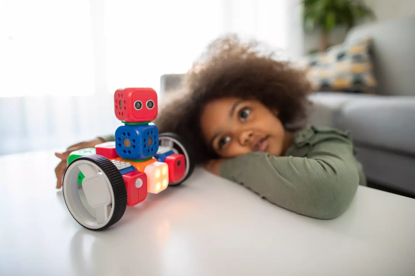 Fellow Reddit users threw their support behind the father, noting that ‘phone parents’ also grind their gears (Robo Wunderkind on Unsplash).