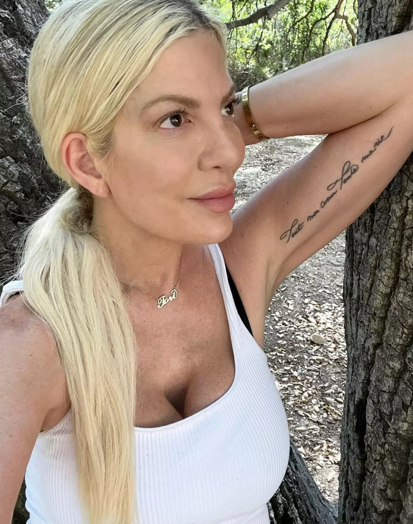 Beverly Hills 90210 star, Tori Spelling, has revealed her extremely odd bathroom habit.