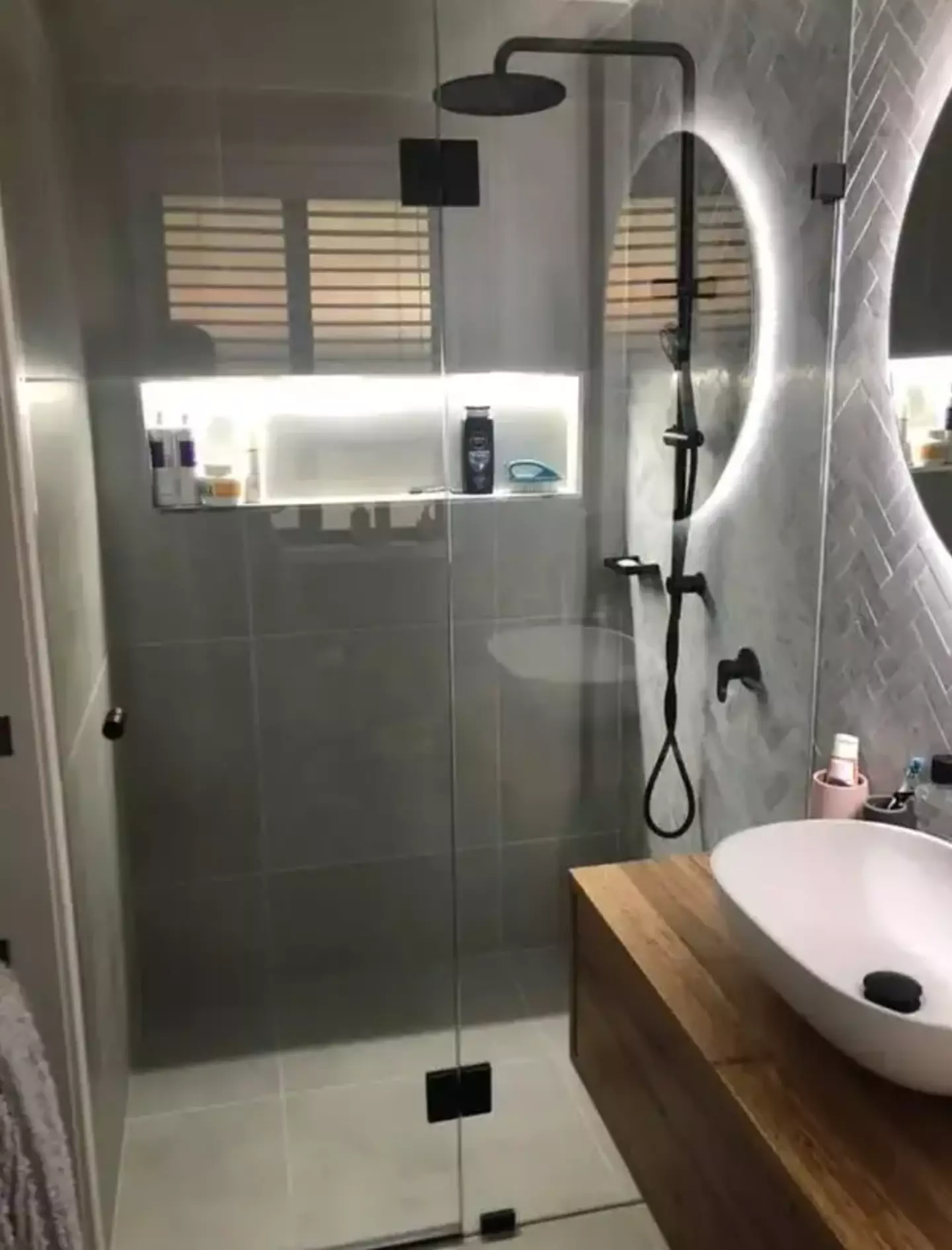 A spotless shower after using the hack.