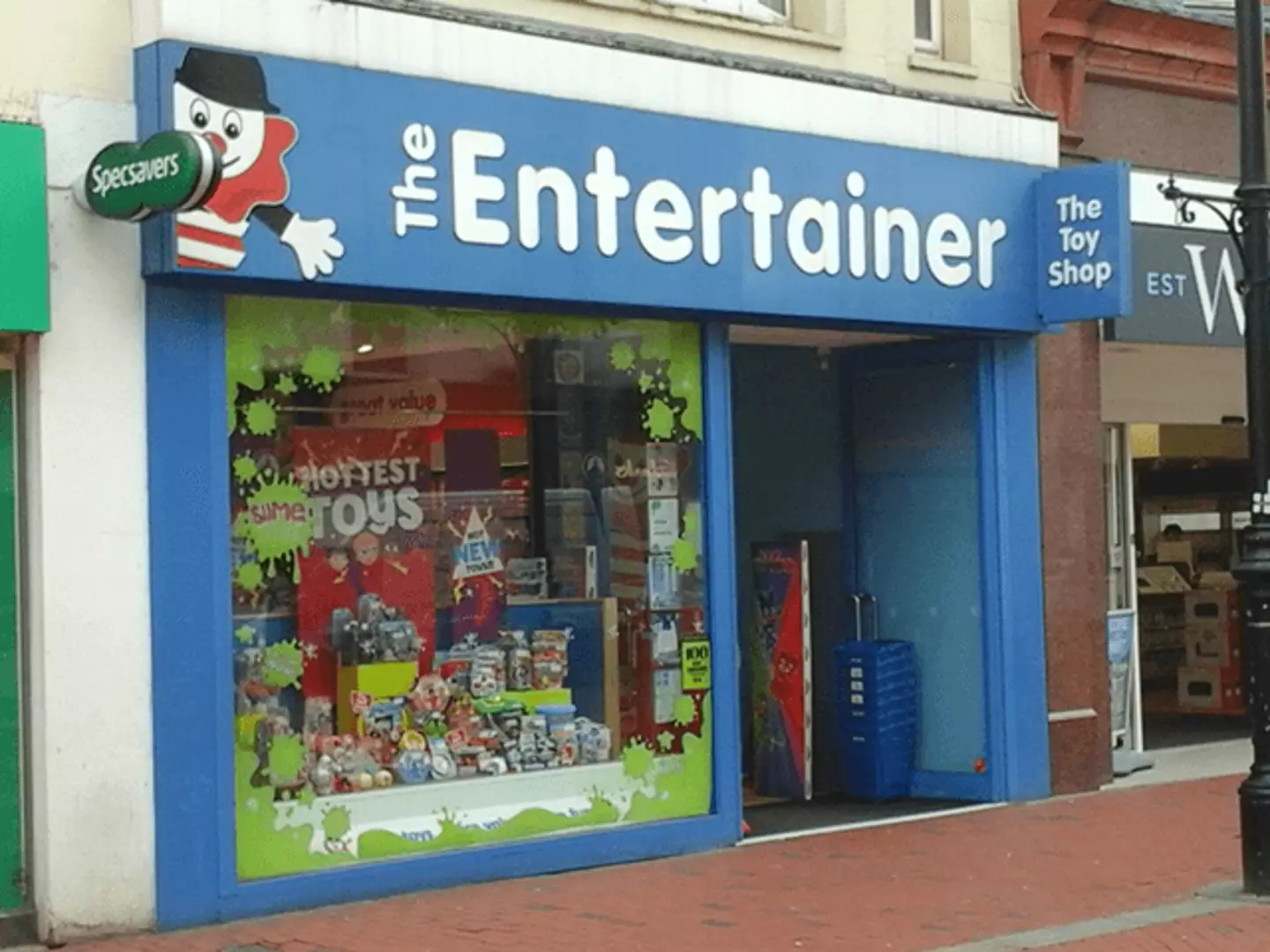 The incident occurred outside The Entertainer toy store in Reading, Berkshire.