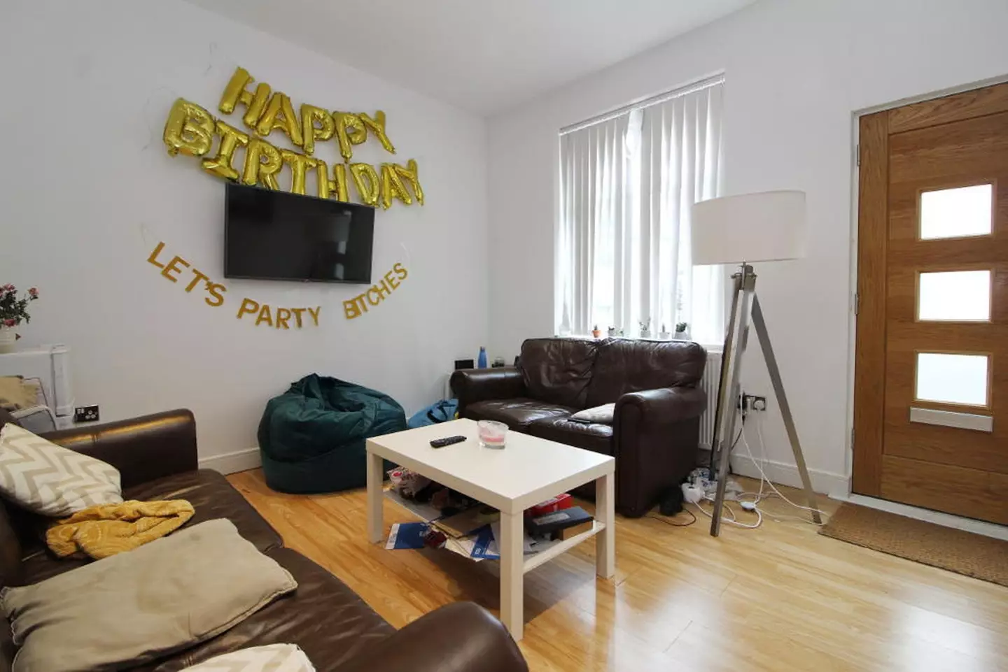 Estate agents did not notice the 'bitches' sign in the living room pictures (