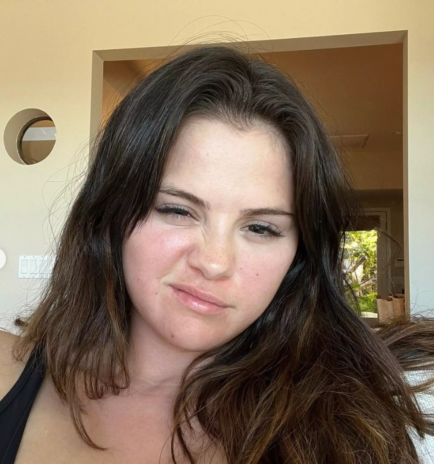 Selena doesn't appear to be wearing makeup in the post.