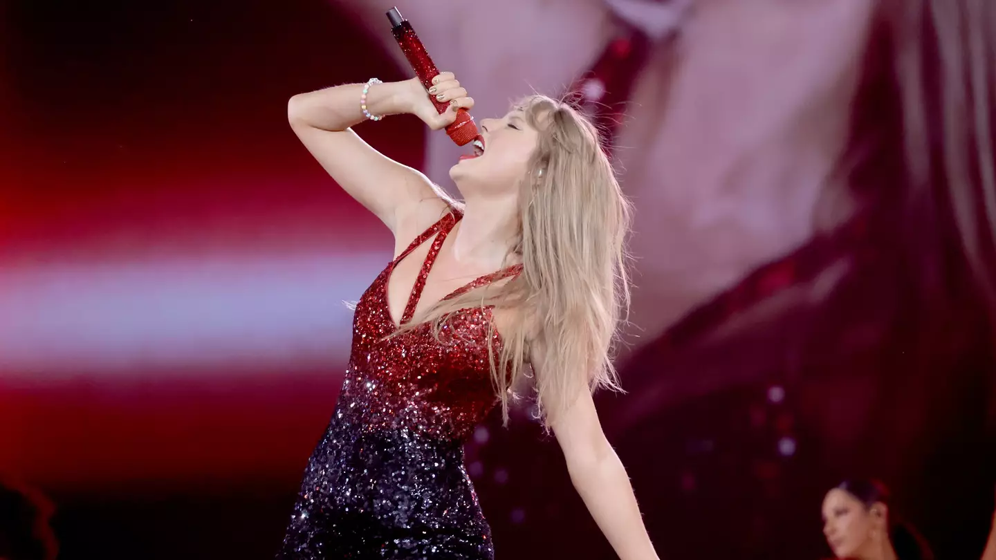 Lip reader exposed what Taylor Swift shouts before going on stage every time she does a concert