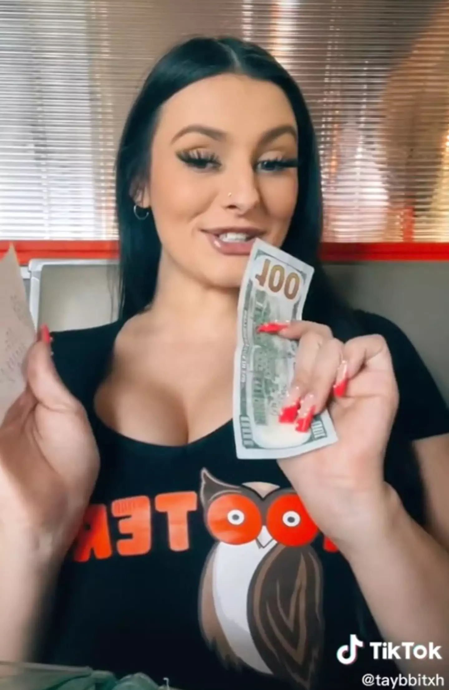 Customers at Hooters were very generous to their pregnant server.