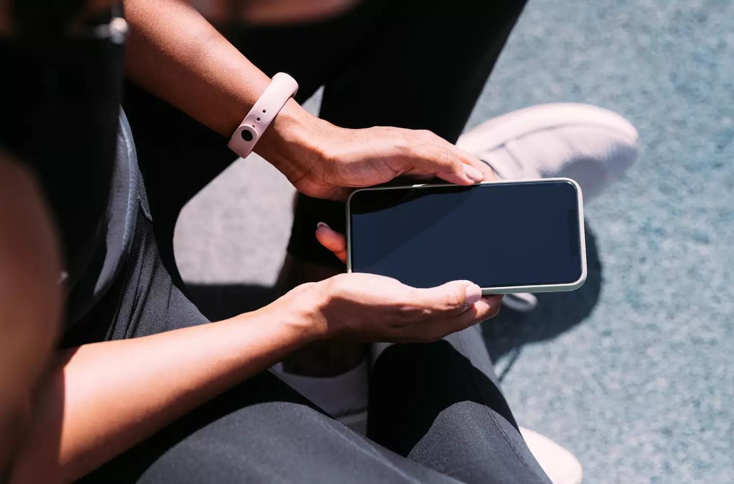 The bug turns users' screens black. (FreshSplash/Getty)