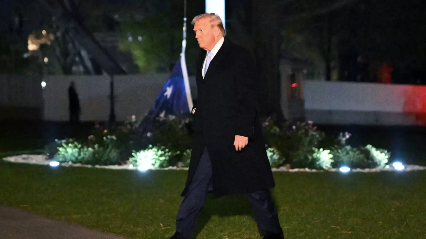 ‘Omen’ spotted in ‘insane’ Donald Trump photo - people have questions