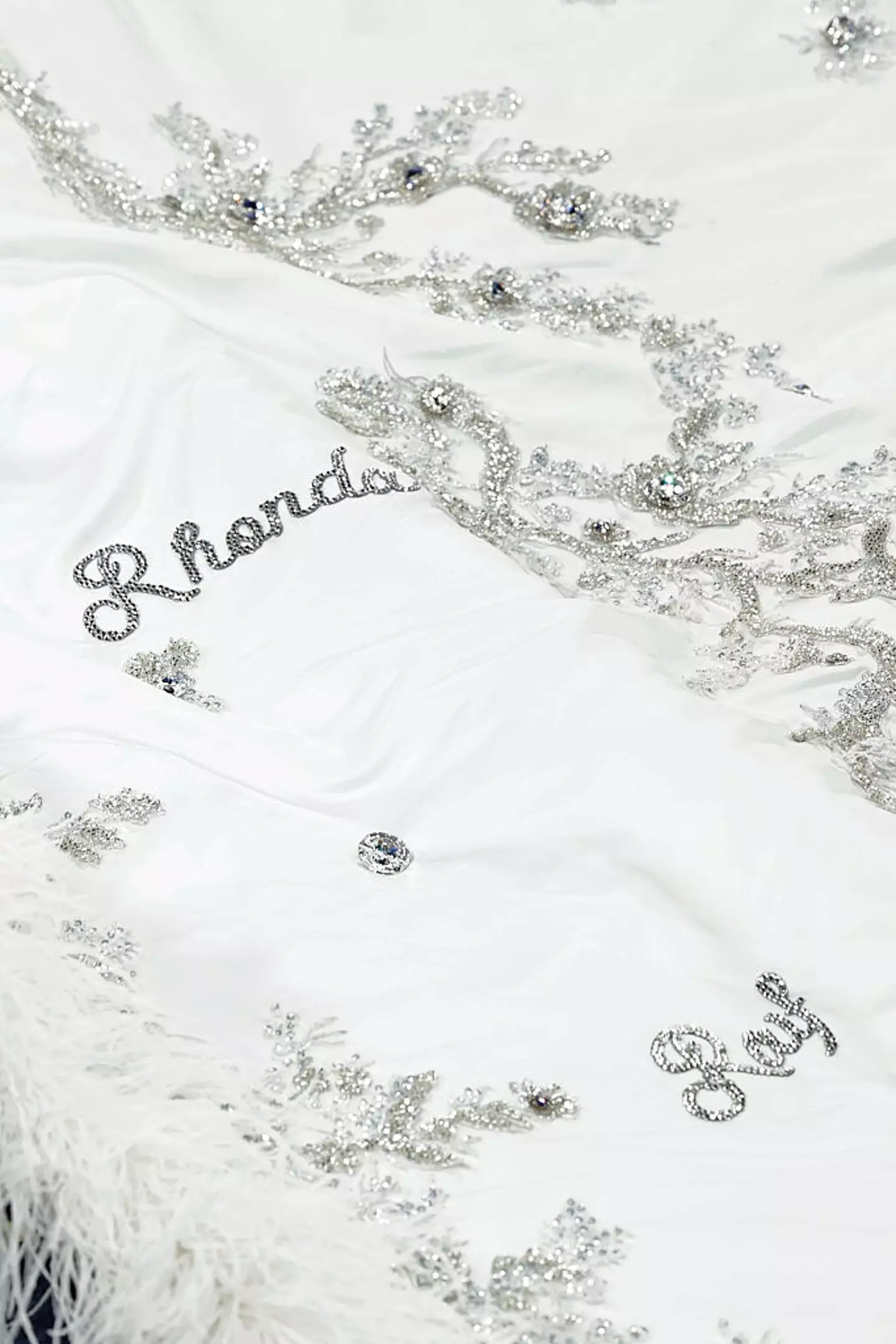 The cape was embroidered with the names of her children and grandchildren (Savion Washington/Getty Images)