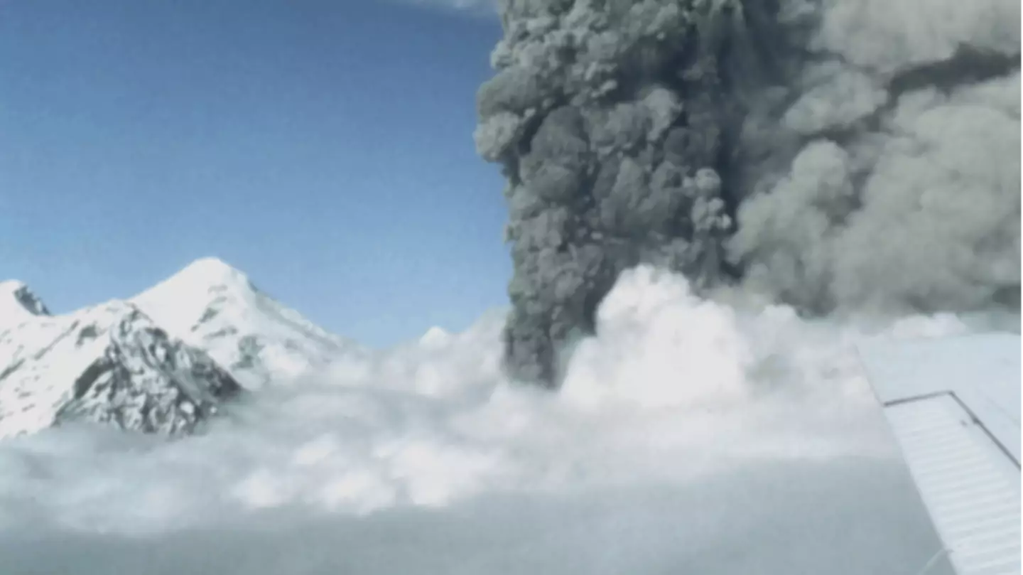 Travel warning issued over massive volcano eruption that could already spark chaos for 300,000 US residents