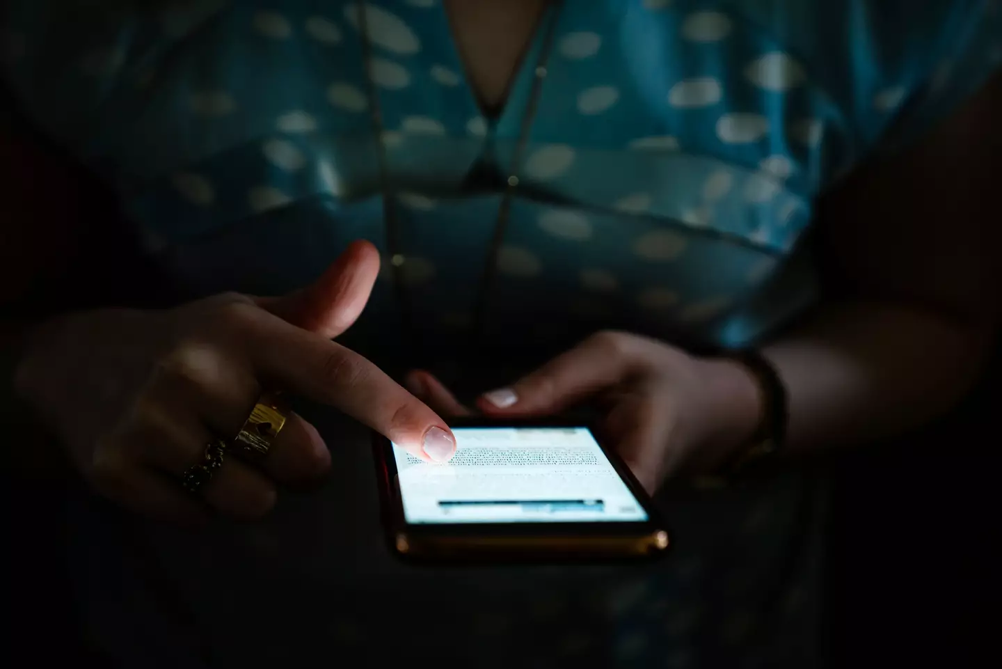 There's one three-word phrase you should be incredibly wary of in text messages (Inti St Clair/Getty Images)