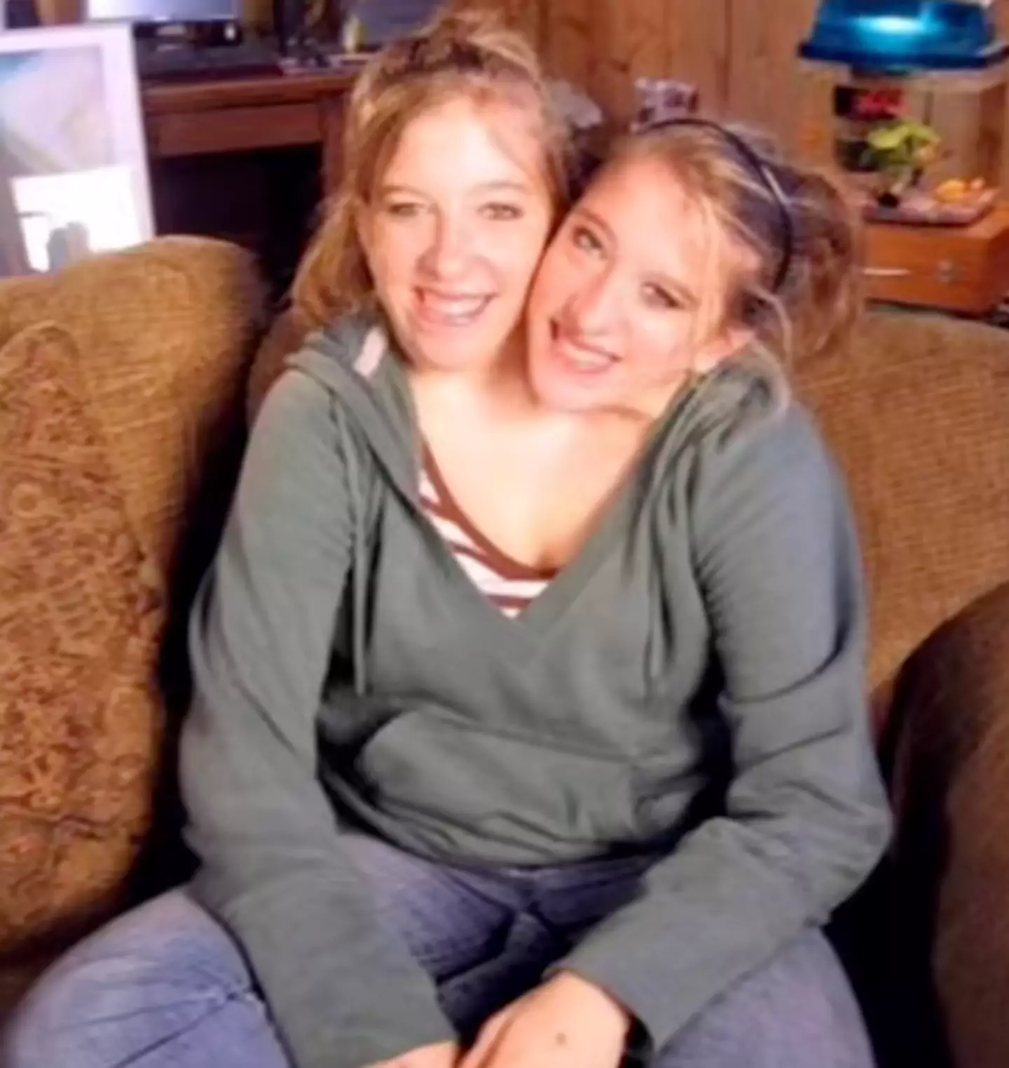 Abby and Brittany Hensel are paid one salary (TikTok/@abbyandbrittanyhensel)