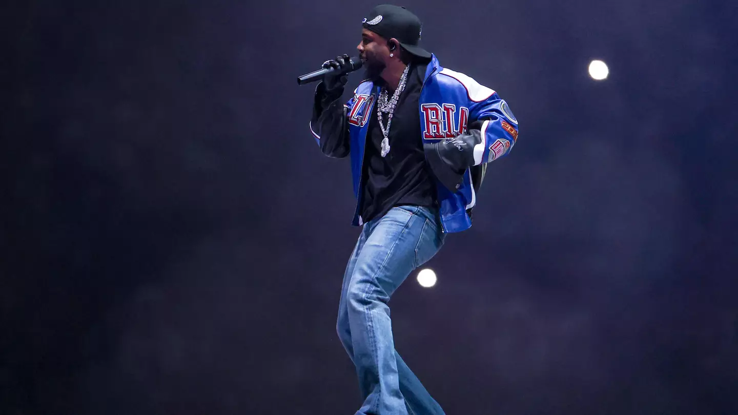 Kendrick Lamar leaves Super Bowl fans seriously distracted by one thing during halftime performance