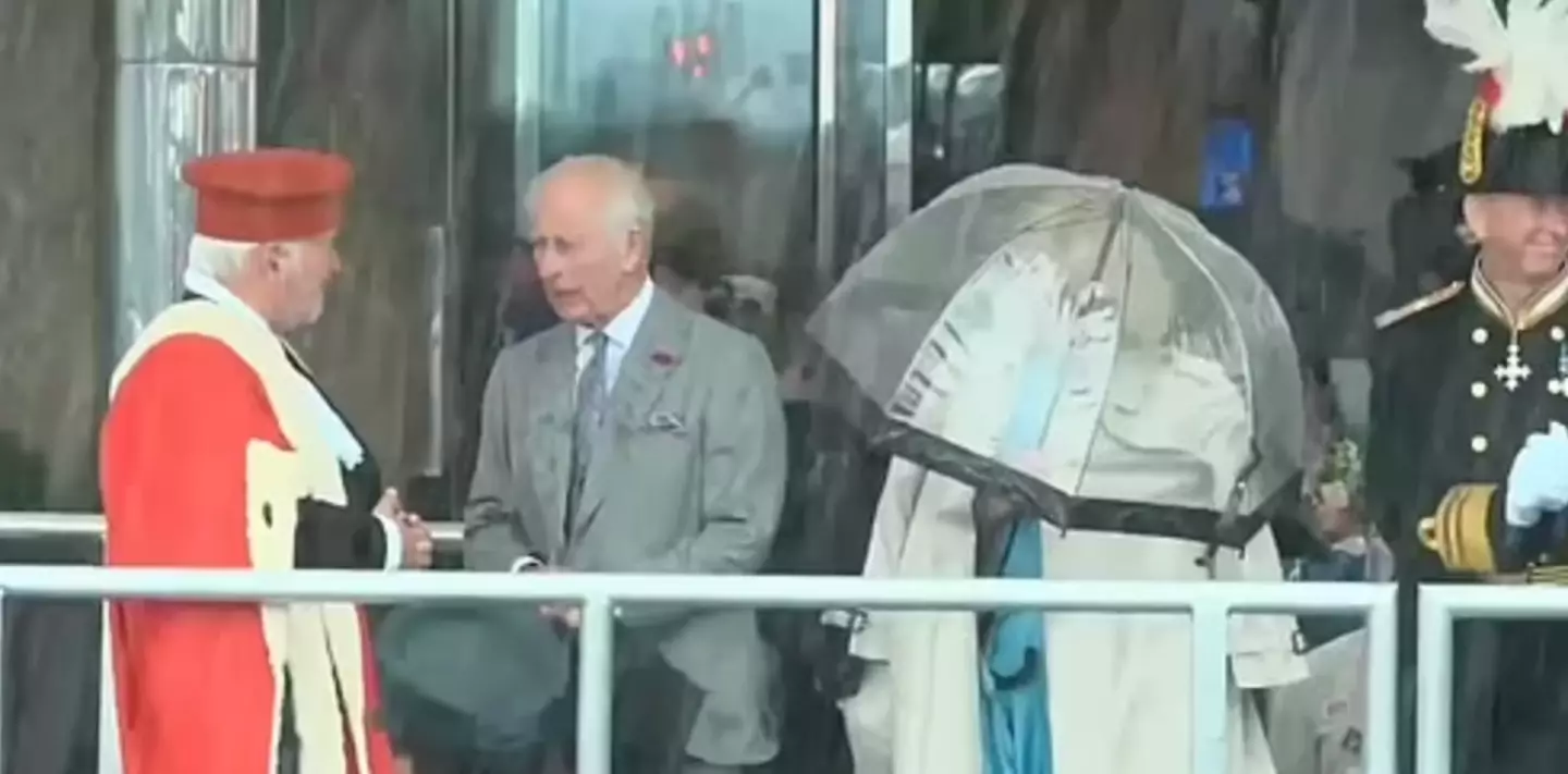 The monarch called out to his aide for assistance. (Government of Jersey)