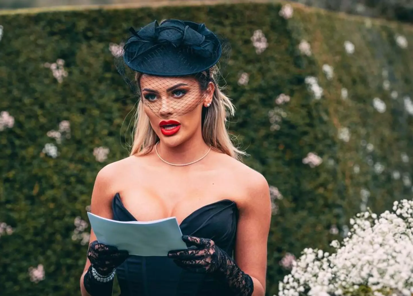 Amy arrived at the vows dressed all in black (Channel 4)